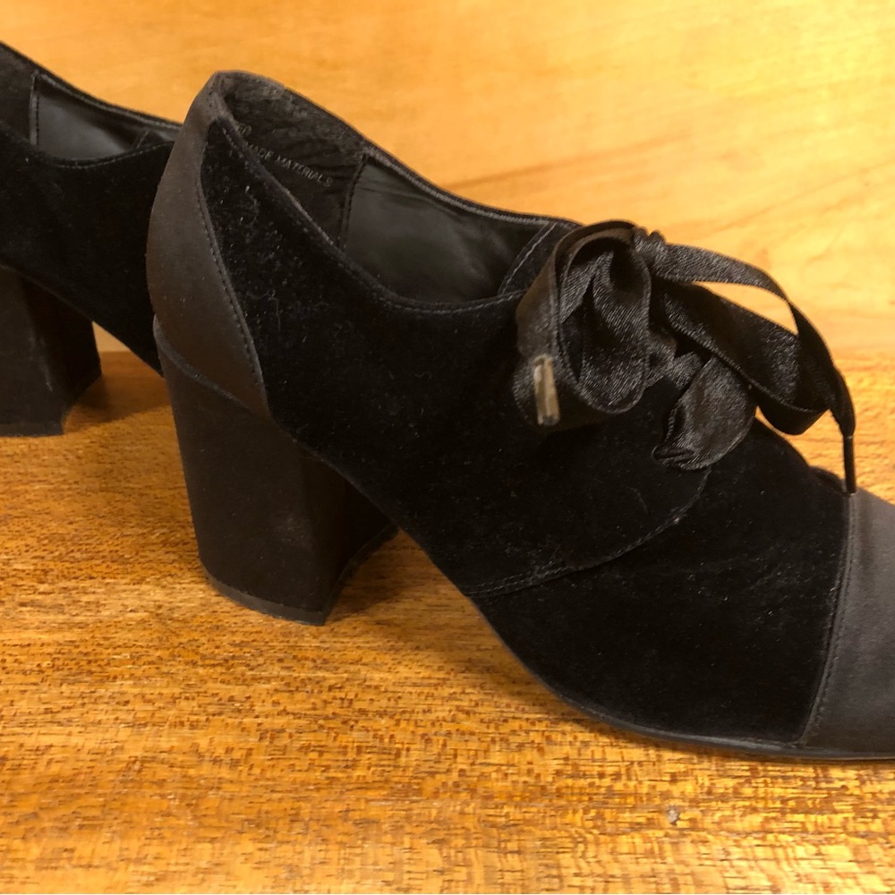 Vintage Unlisted by Kenneth Cole Black Velvet Satin Chunky Lace up Heels Size 8